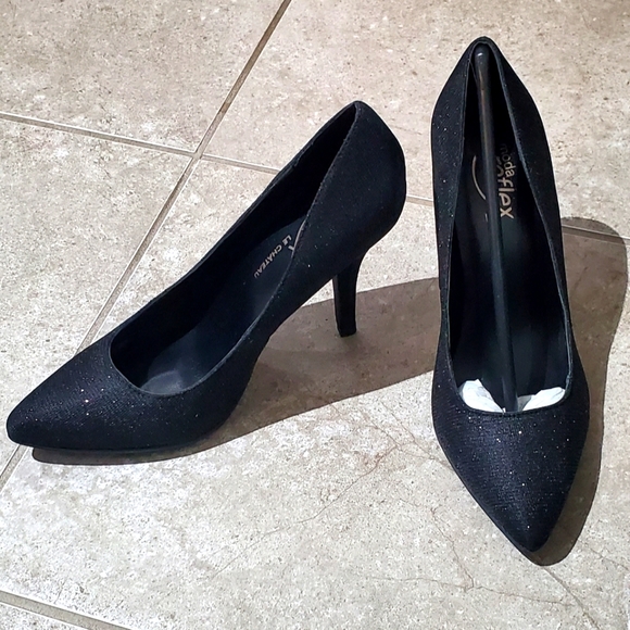 le chateau Shoes - NWT Gorgeous Sparkley Black Pumps